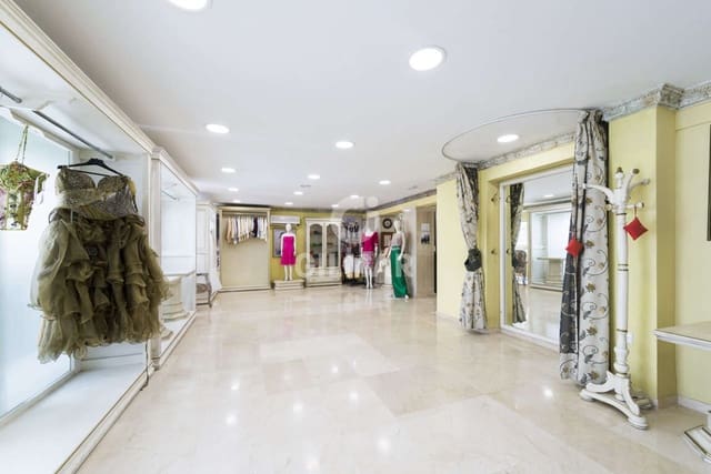 Kommersiell til salgs i Centro Historico, Málaga by - € 800 000 (Ref: 9219559)