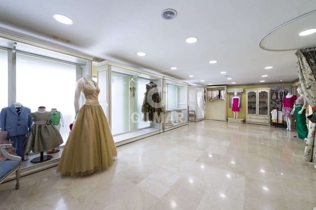 Kommersiell til salgs i Centro Historico, Málaga by - € 800 000 (Ref: 9219559)