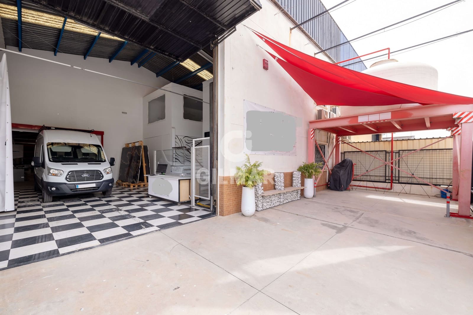 Kommersiell til salgs i Malaga by - € 1 300 000 (Ref: 9219563)