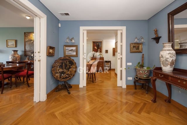 Piso de 4 habitaciones en La Malagueta, Málaga ciudad en venta con piscina - 1.200.000 € (Ref: 9219568)