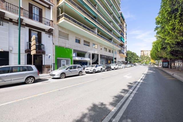 Piso de 4 habitaciones en La Malagueta, Málaga ciudad en venta con piscina - 1.200.000 € (Ref: 9219568)