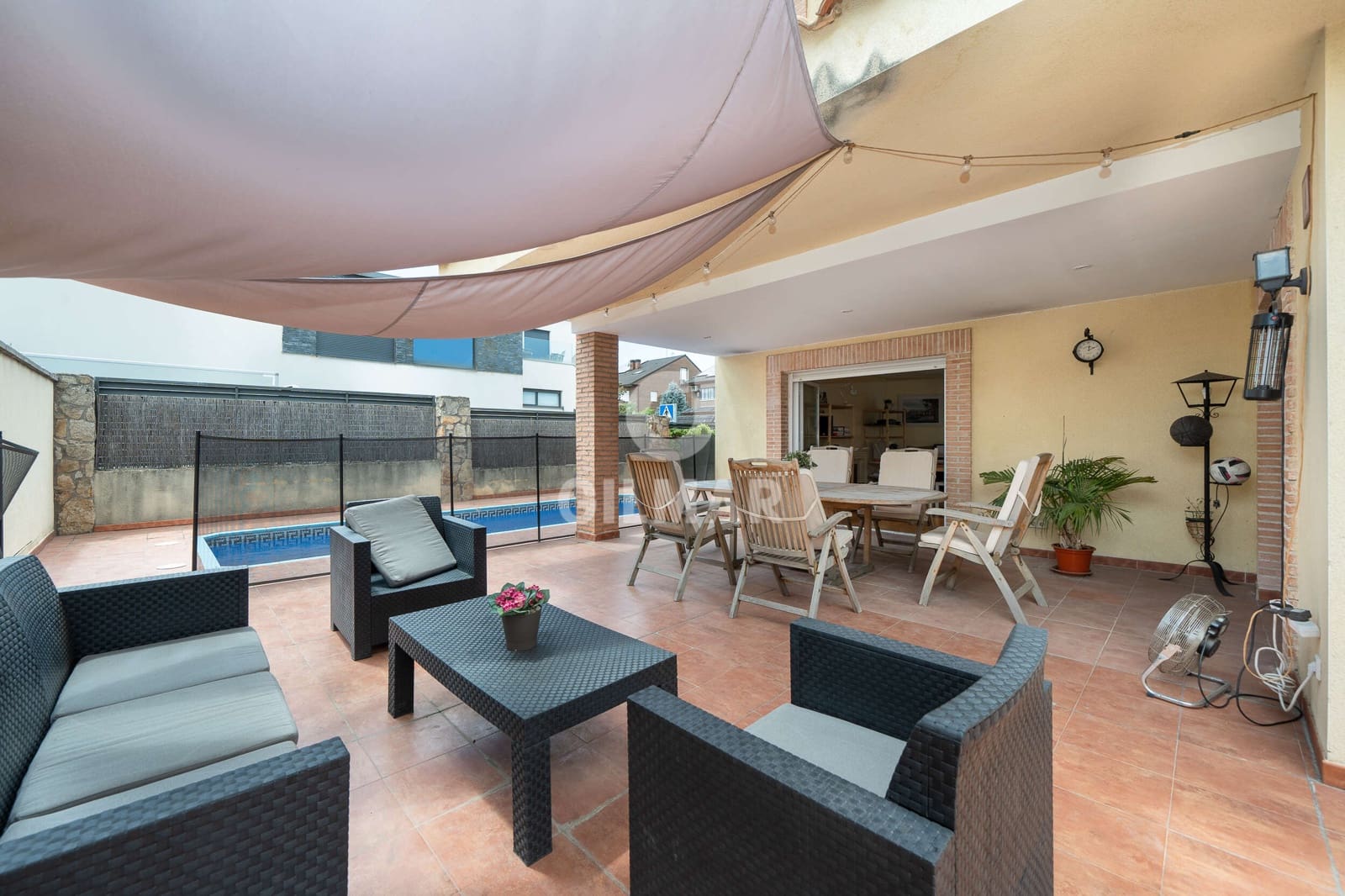 4 bedroom Villa for sale in Madrid city with pool garage - € 999,000 (Ref: 9223654)