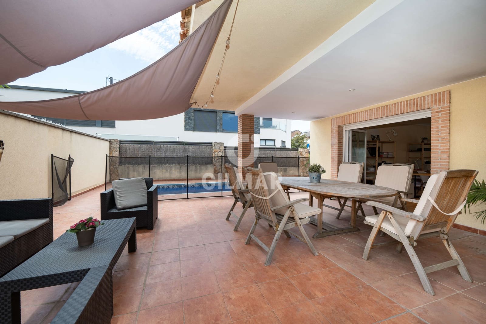 4 bedroom Villa for sale in Madrid city with pool garage - € 999,000 (Ref: 9223654)