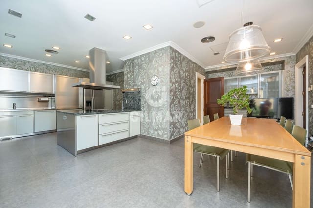 5 bedroom Villa for sale in Piovera, Madrid city with pool garage - € 6,700,000 (Ref: 9223657)
