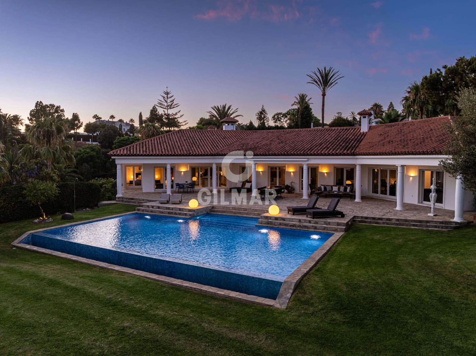 4 sypialnia Willa na sprzedaż w Marbella z basenem garażem - 3 600 000 € (Ref: 9227928)