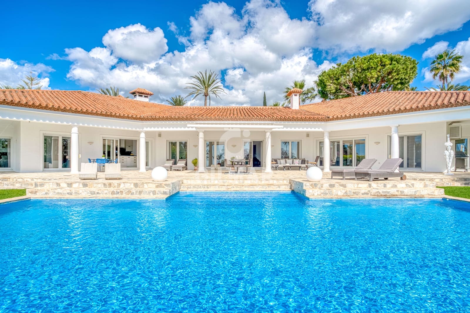 4 sypialnia Willa na sprzedaż w Marbella z basenem garażem - 3 600 000 € (Ref: 9227928)