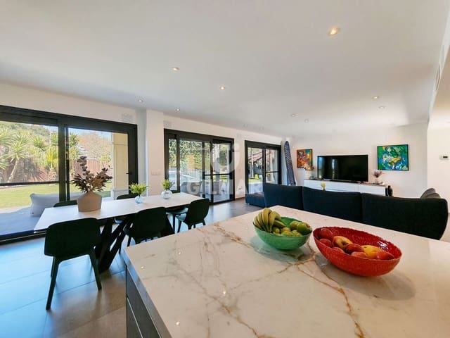 4 bedroom Villa for sale in Santa Clara, Marbella with pool garage - € 1,995,000 (Ref: 9227935)