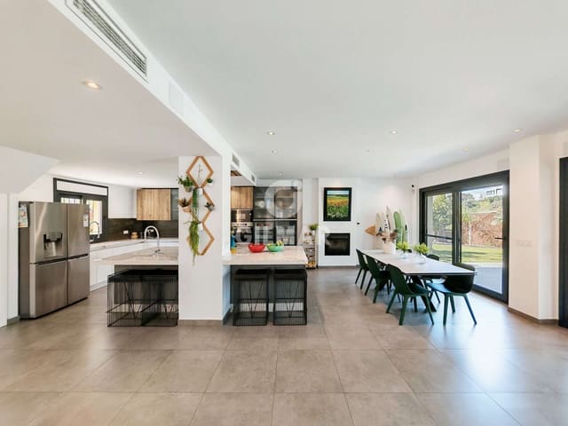 4 bedroom Villa for sale in Santa Clara, Marbella with pool garage - € 1,995,000 (Ref: 9227935)