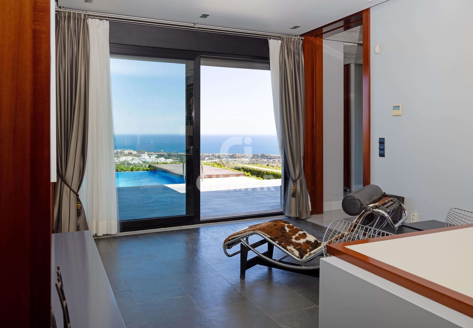 5 sypialnia Willa na sprzedaż w Marbella z basenem garażem - 3 500 000 € (Ref: 9228034)