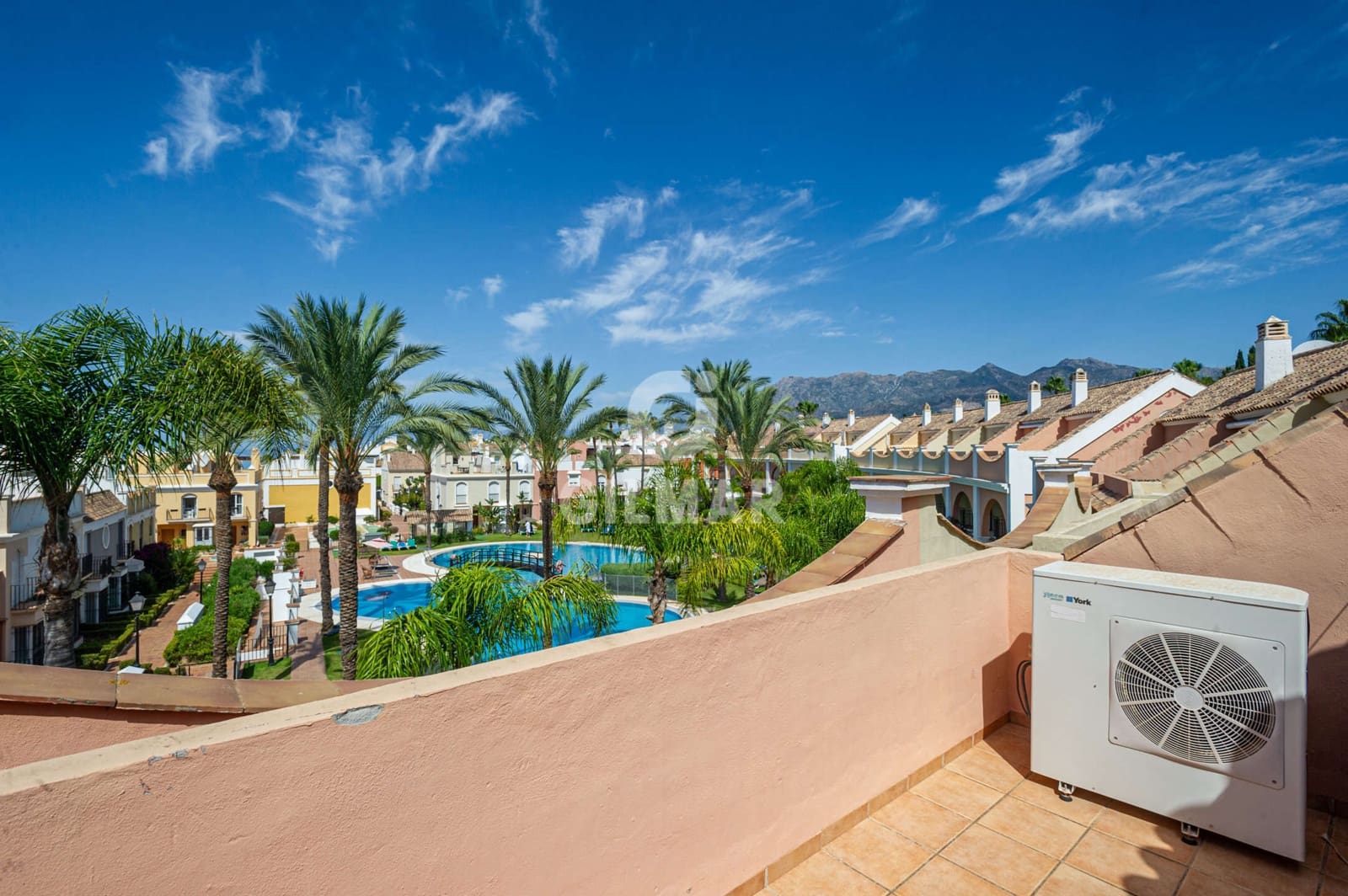 3 soveværelse Rækkehus til salg i Marbella med swimmingpool garage - € 1.190.000 (Ref: 9228038)