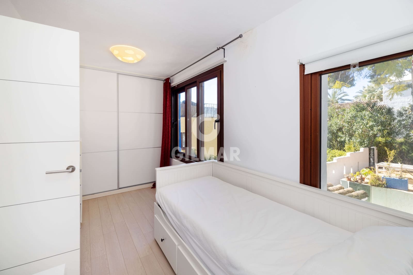 Pareado de 3 habitaciones en Golden Mile en venta con piscina - 550.000 € (Ref: 9228044)