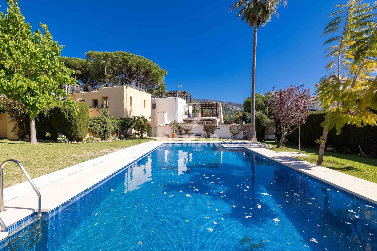 Pareado de 3 habitaciones en Golden Mile en venta con piscina - 550.000 € (Ref: 9228044)