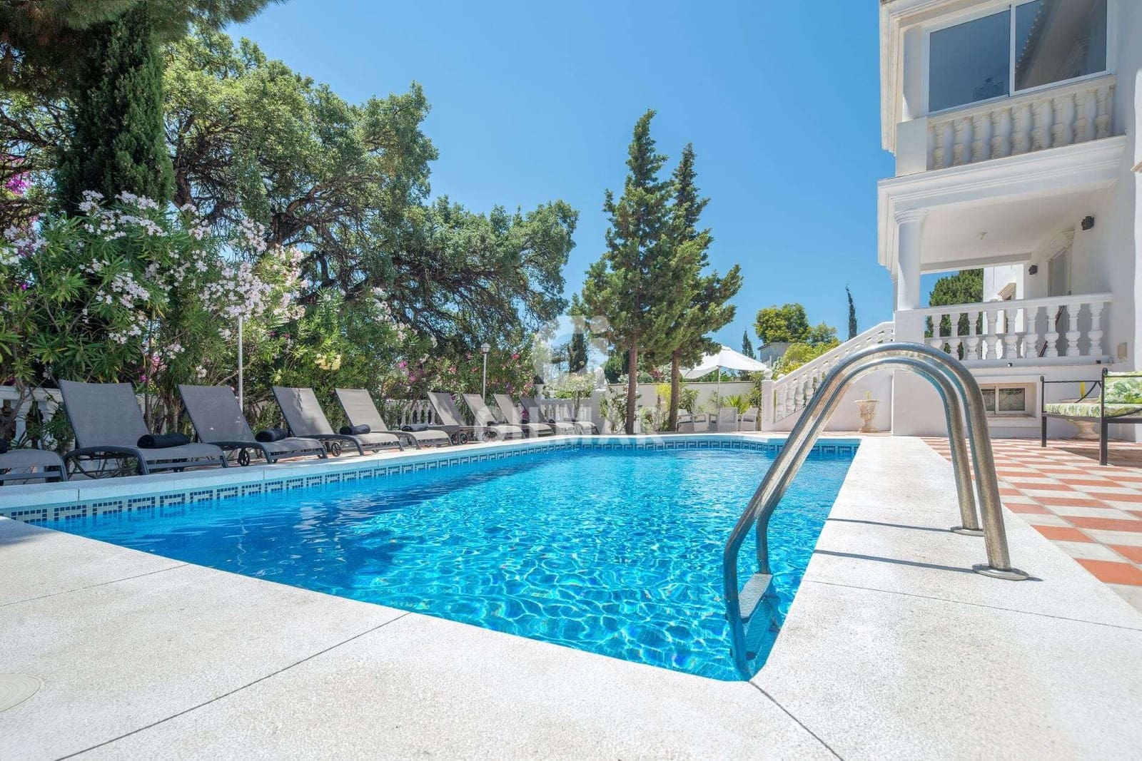 10 soveværelse Villa til salg i Marbella med swimmingpool garage - € 2.000.000 (Ref: 9229141)