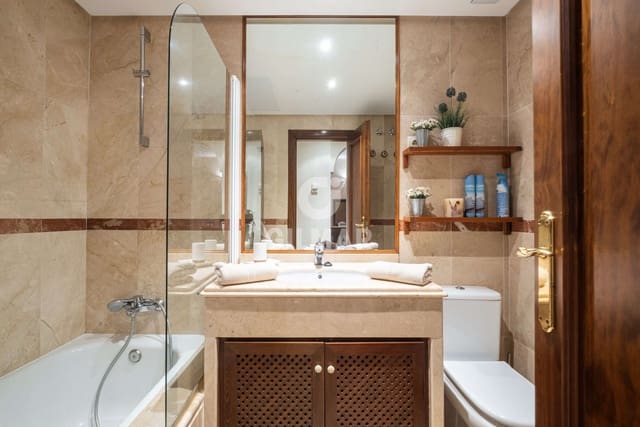 2 sypialnia Mieszkanie na sprzedaż w Las Chapas, Marbella z basenem garażem - 490 000 € (Ref: 9229143)