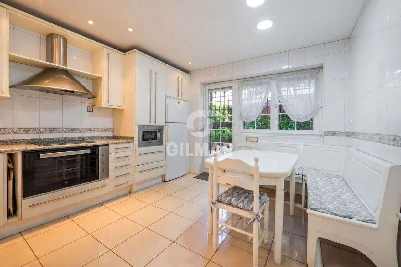 6 bedroom Villa for sale in Madrid city with pool garage - € 5,300,000 (Ref: 9234061)