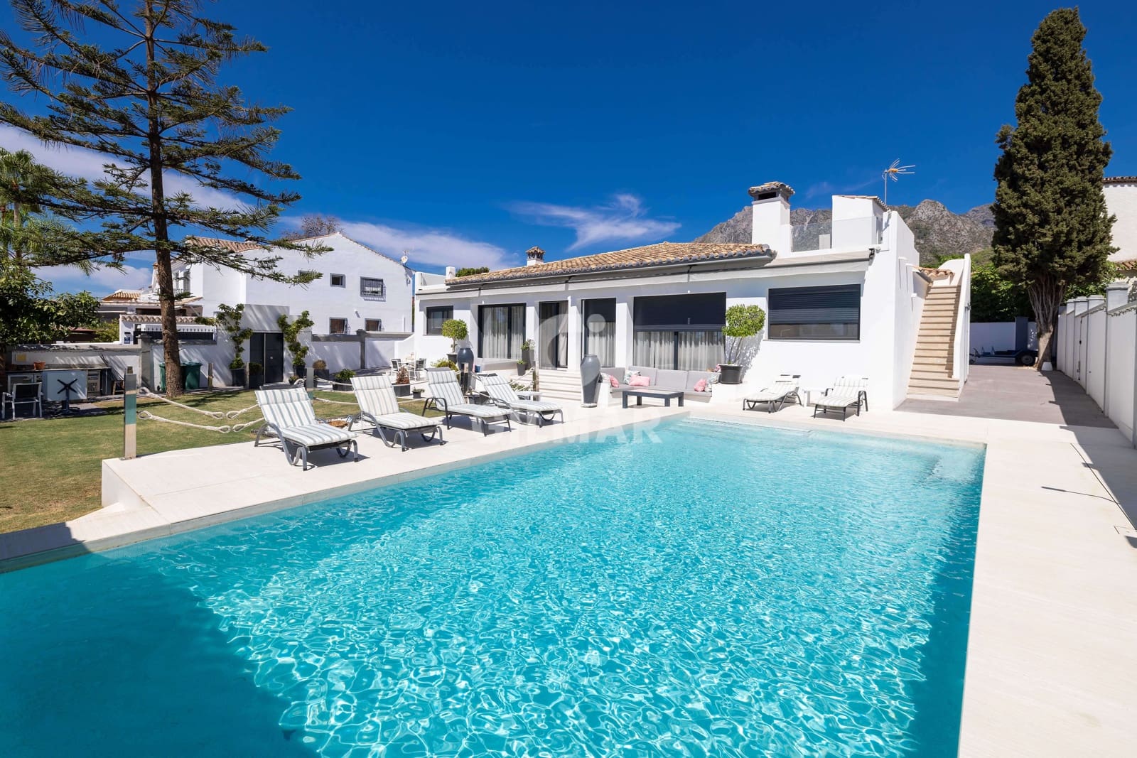 5 soverom Villa til salgs i Marbella med svømmebasseng garasje - € 1 800 000 (Ref: 9235768)