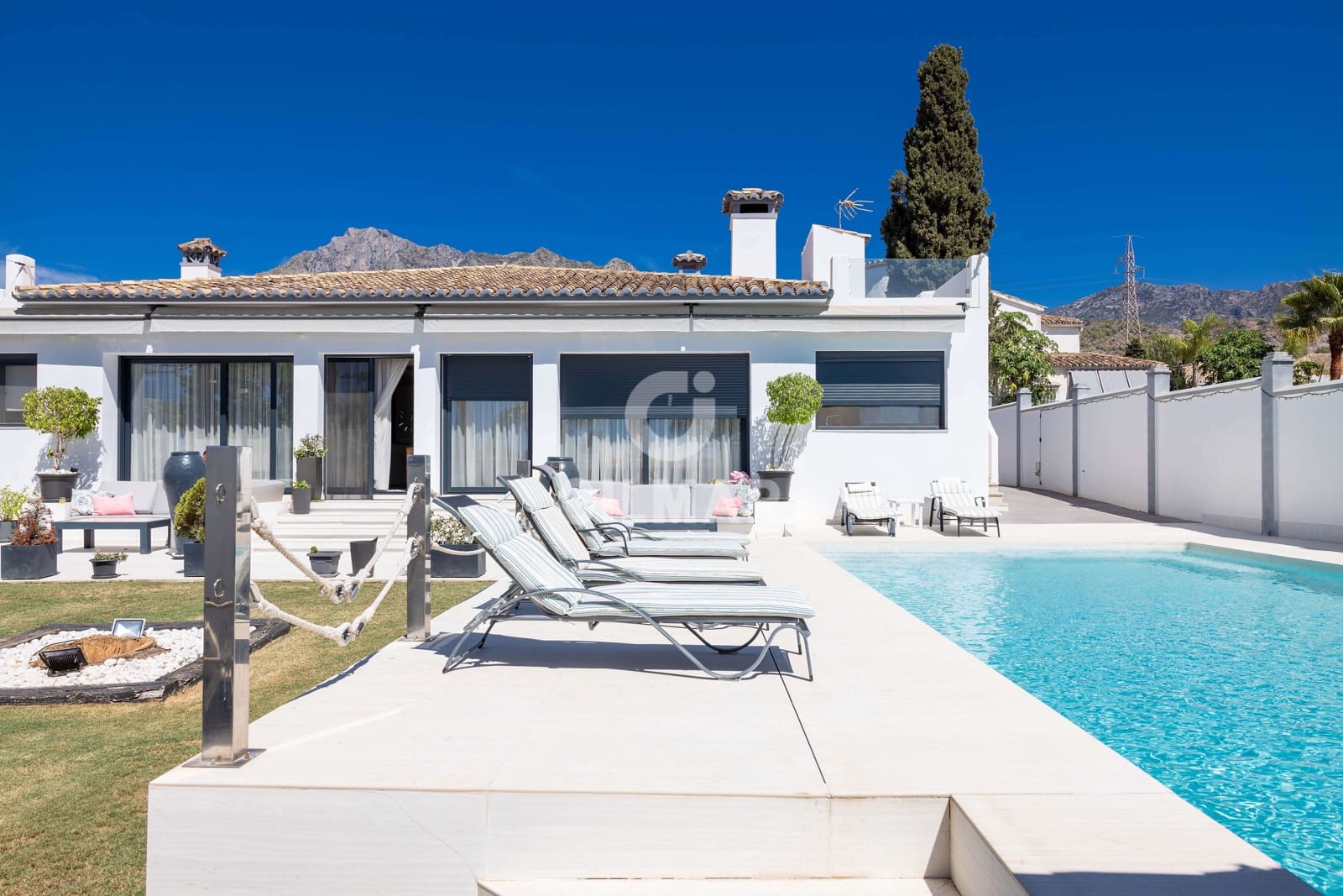 5 soverom Villa til salgs i Marbella med svømmebasseng garasje - € 1 800 000 (Ref: 9235768)