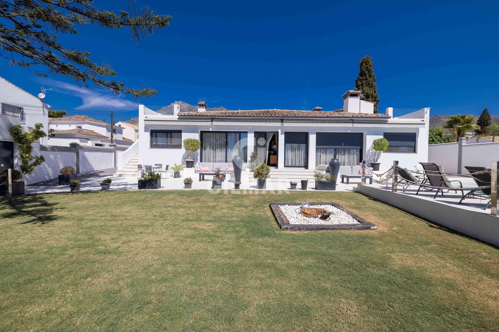 5 soverom Villa til salgs i Marbella med svømmebasseng garasje - € 1 800 000 (Ref: 9235768)