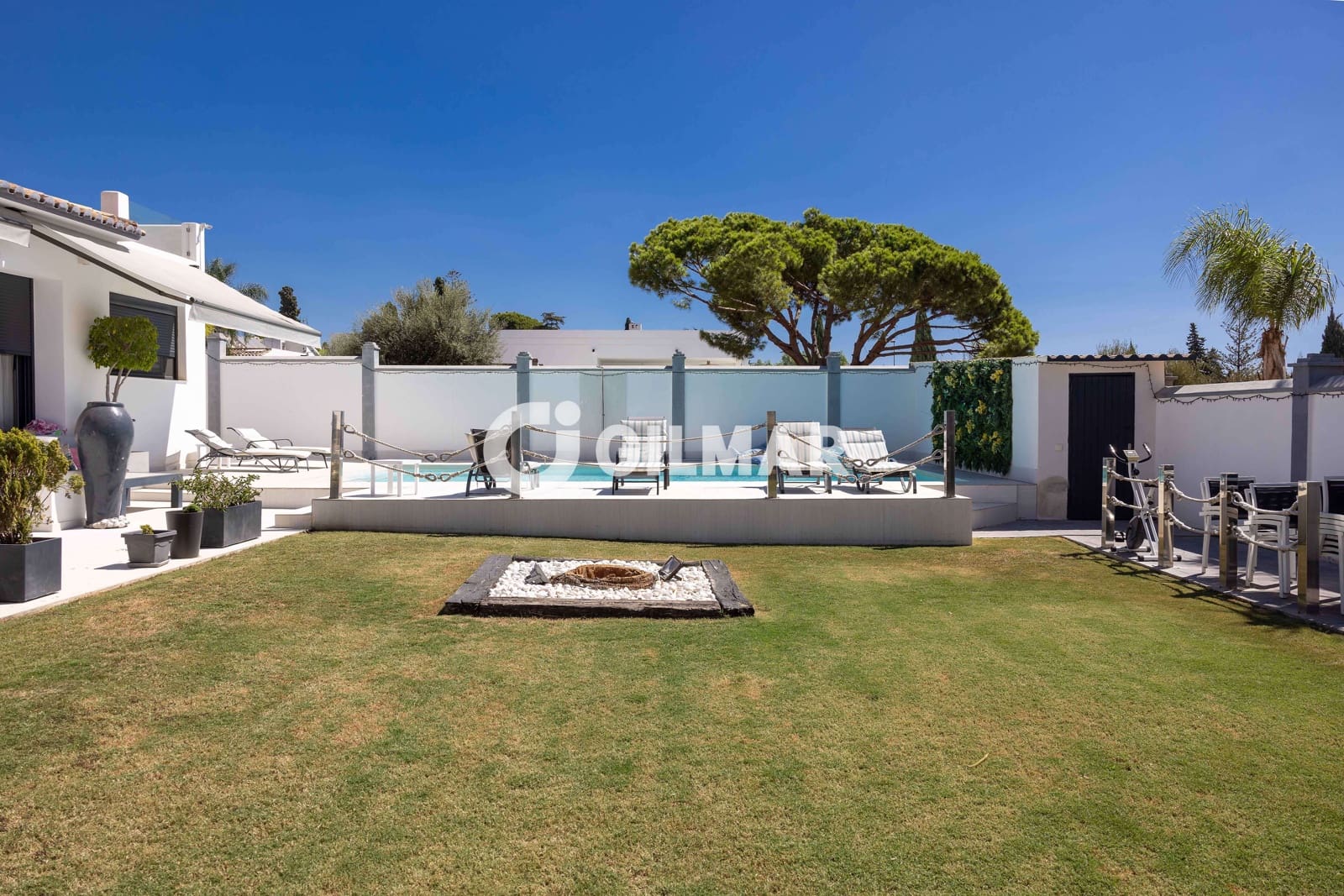 5 bedroom Villa for sale in Marbella with pool garage - € 1,700,000 (Ref: 9235768)