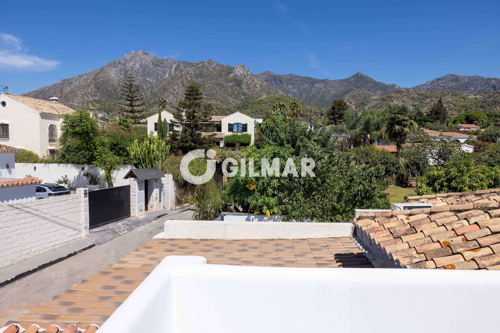 5 bedroom Villa for sale in Marbella with pool garage - € 1,700,000 (Ref: 9235768)