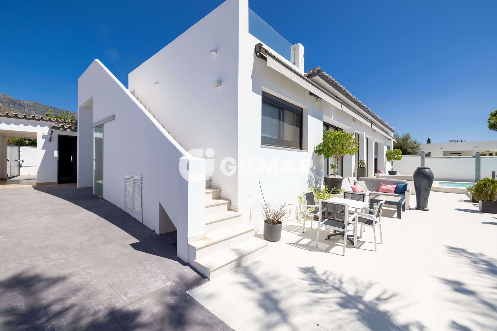 5 bedroom Villa for sale in Marbella with pool garage - € 1,700,000 (Ref: 9235768)