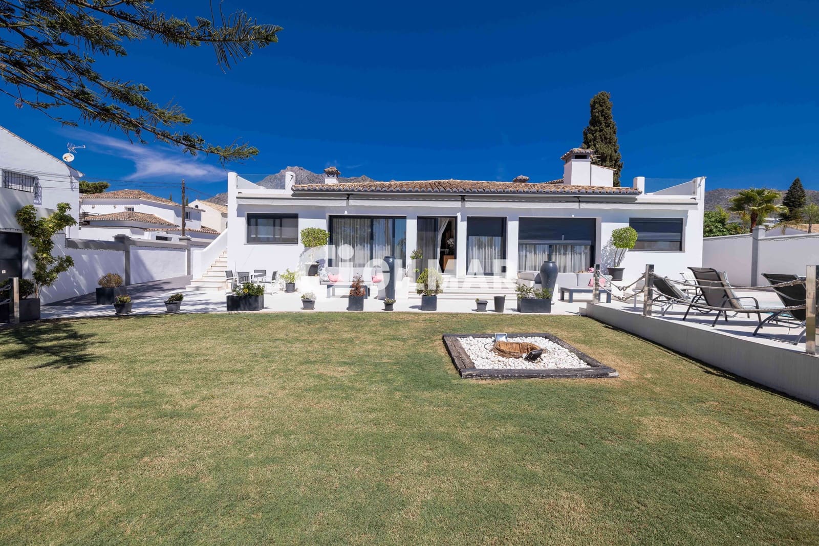 5 bedroom Villa for sale in Marbella with pool garage - € 1,700,000 (Ref: 9235768)