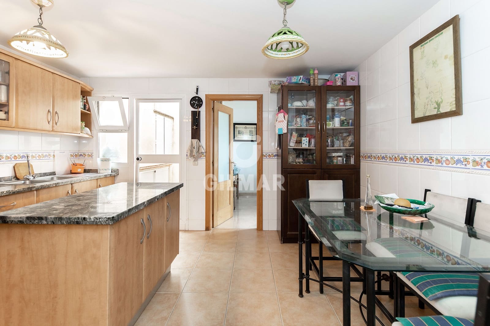 4 soveværelse Semi-Rækkehus til salg i Malaga by med swimmingpool garage - € 875.000 (Ref: 9239372)