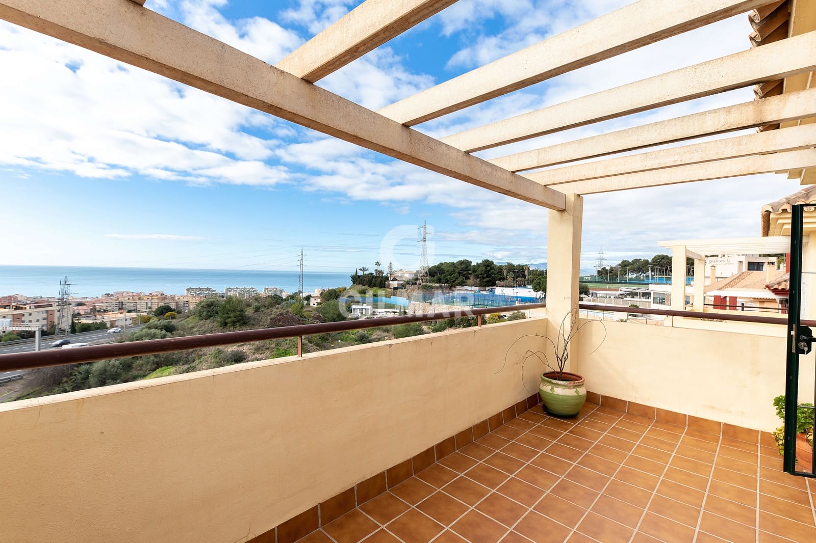 4 soveværelse Semi-Rækkehus til salg i Malaga by med swimmingpool garage - € 875.000 (Ref: 9239372)