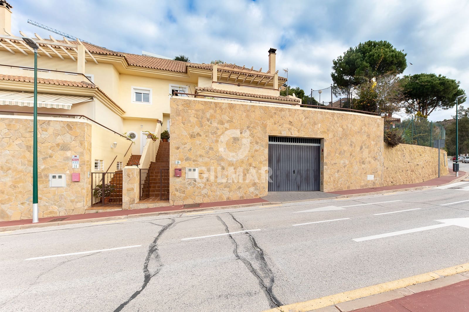 4 soveværelse Semi-Rækkehus til salg i Malaga by med swimmingpool garage - € 875.000 (Ref: 9239372)