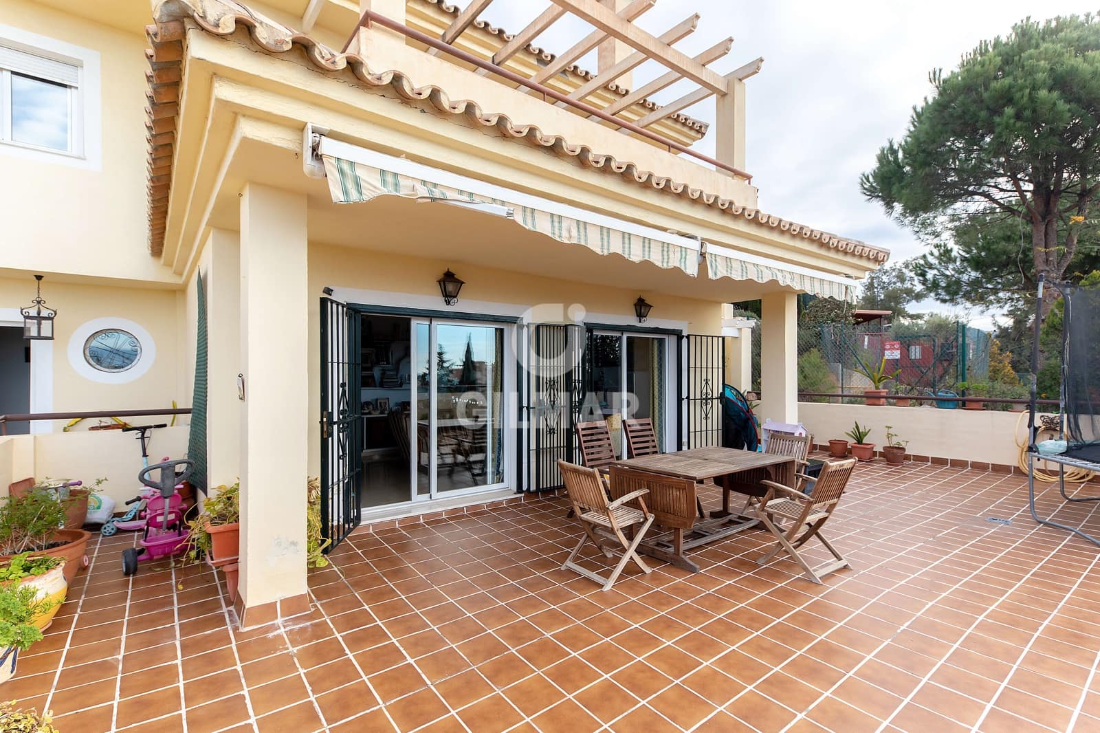 4 soveværelse Semi-Rækkehus til salg i Malaga by med swimmingpool garage - € 875.000 (Ref: 9239372)