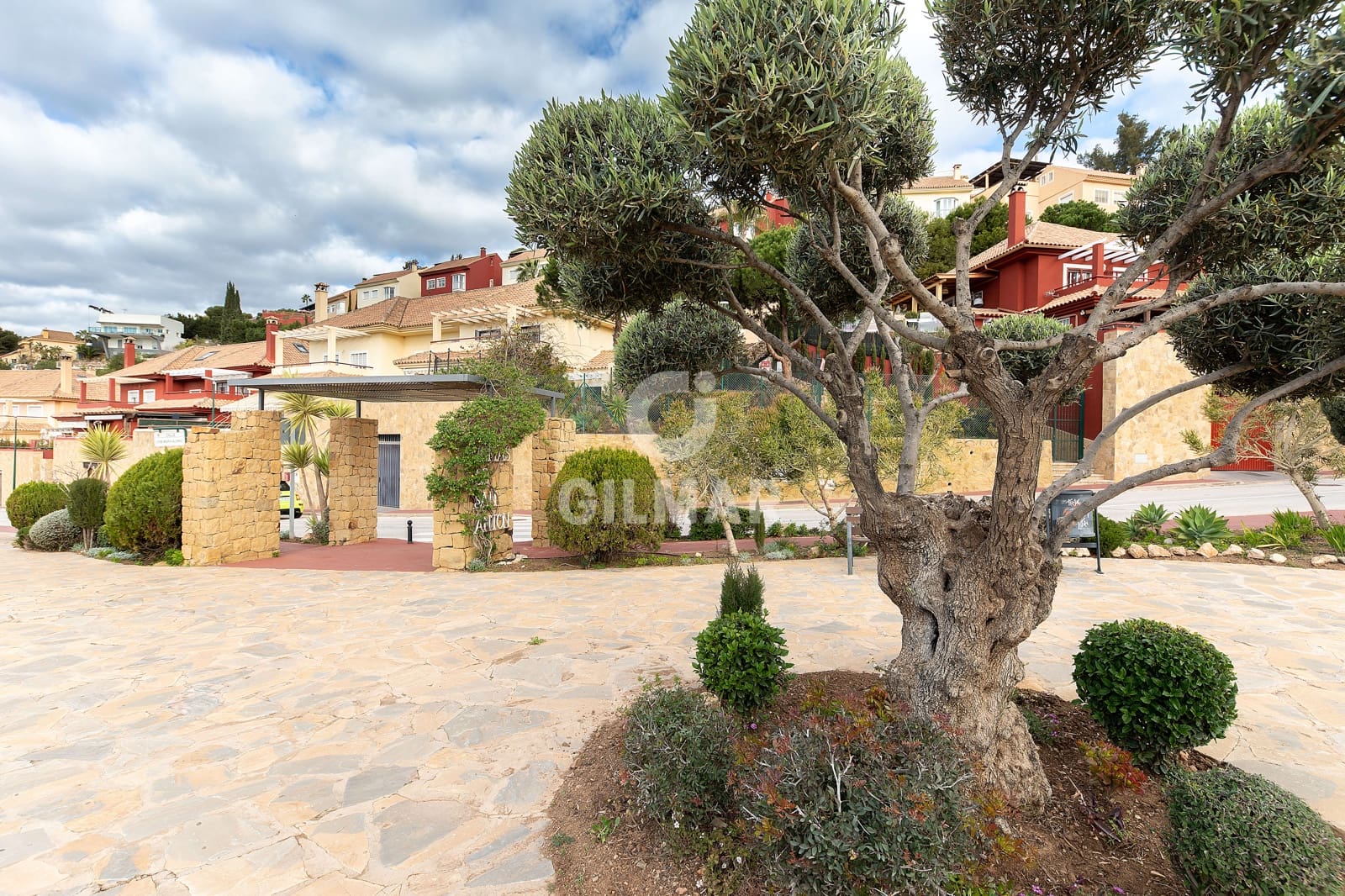 4 soveværelse Semi-Rækkehus til salg i Malaga by med swimmingpool garage - € 875.000 (Ref: 9239372)