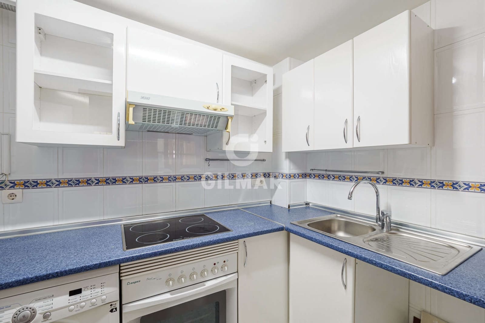 2 soverom Leilighet til salgs i Sevilla by med svømmebasseng garasje - € 415 000 (Ref: 9255896)