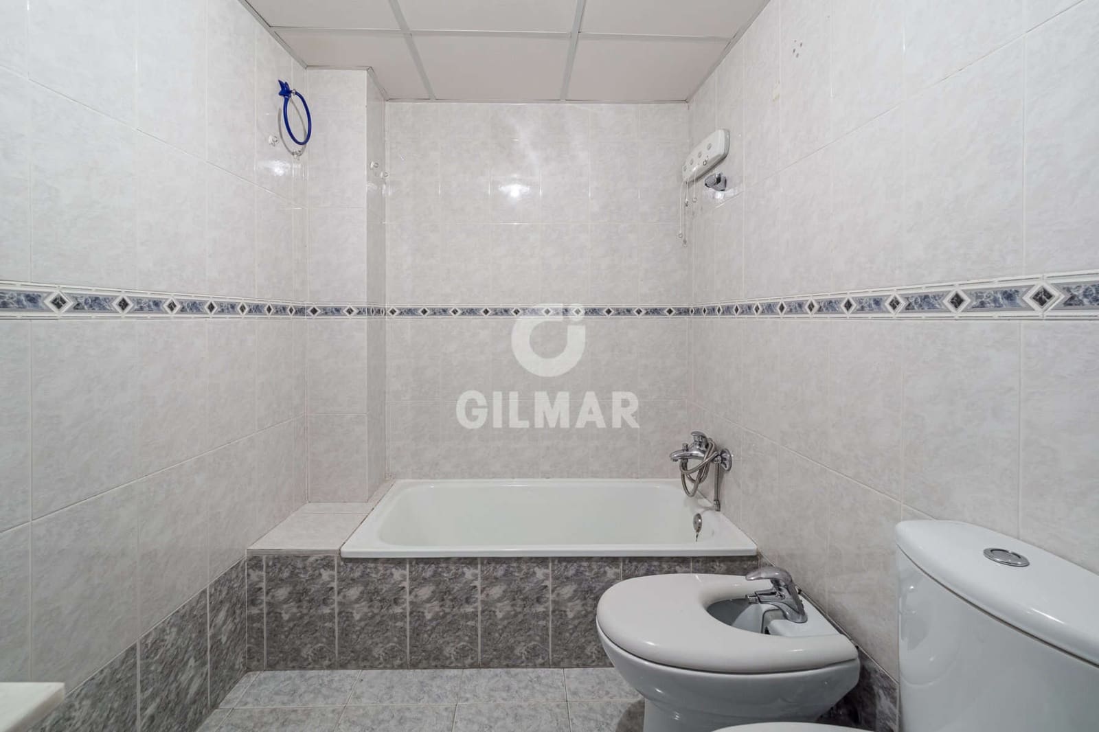 2 soverom Leilighet til salgs i Sevilla by med svømmebasseng garasje - € 415 000 (Ref: 9255896)