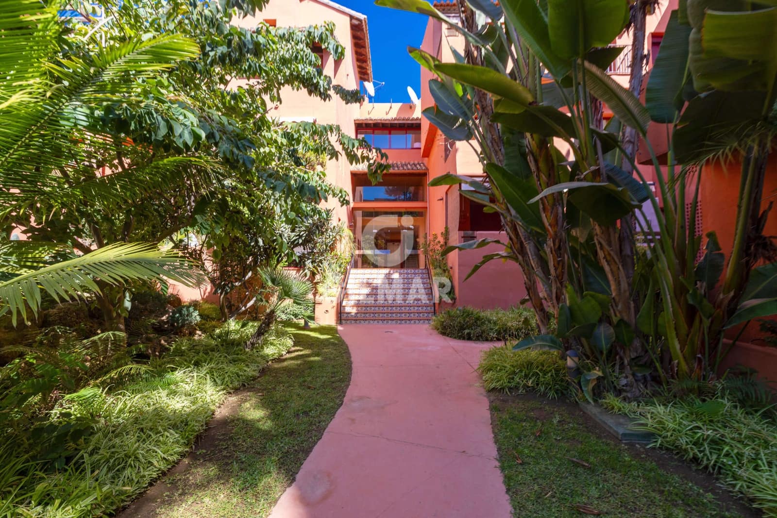 2 bedroom Flat for sale in Elviria with pool garage - € 580,000 (Ref: 9256317)