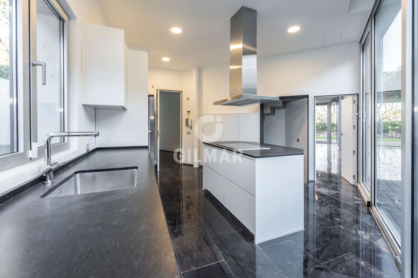 6 bedroom Villa for sale in Madrid city with pool garage - € 3,100,000 (Ref: 9273191)