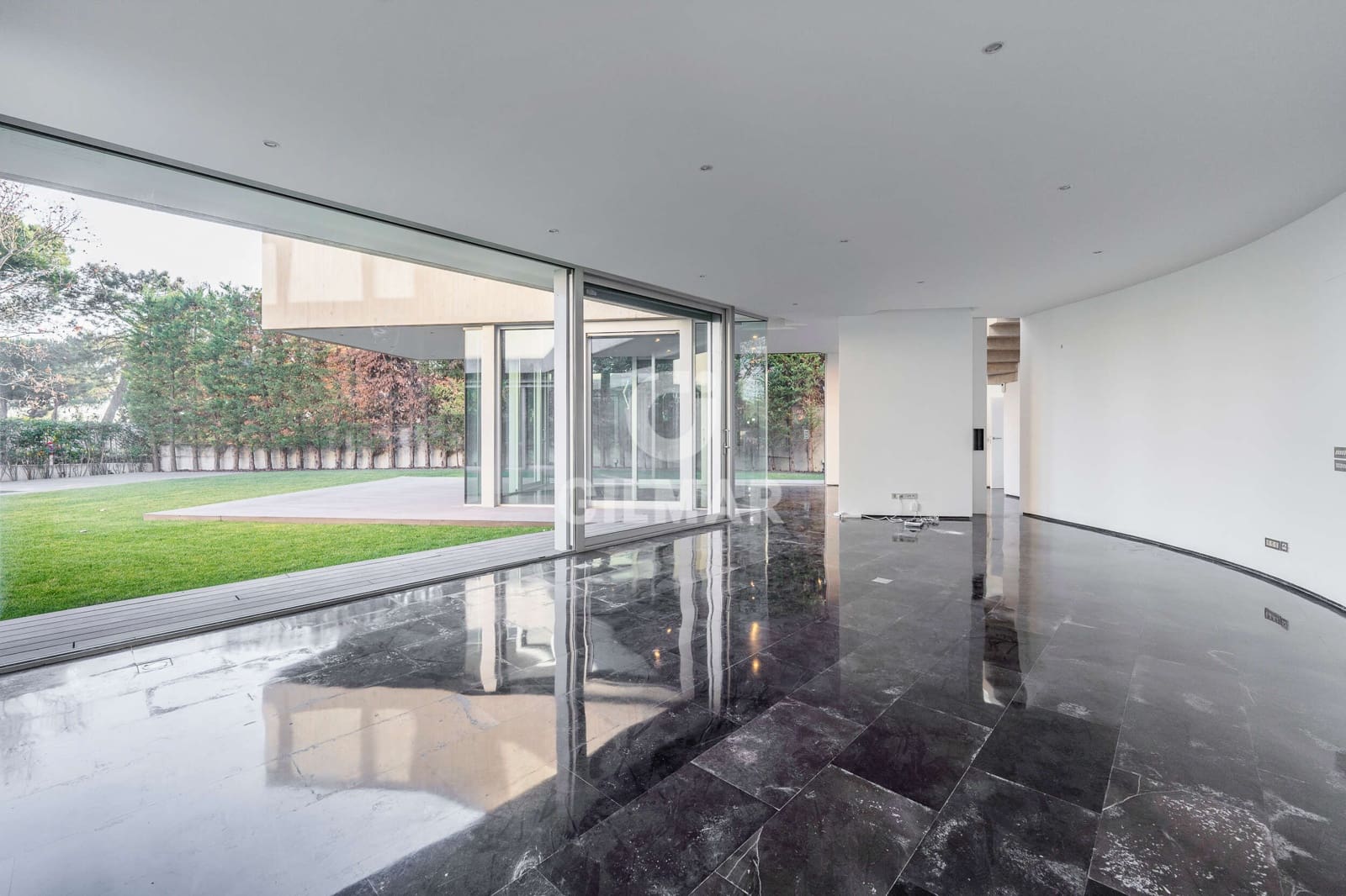 6 bedroom Villa for sale in Madrid city with pool garage - € 3,100,000 (Ref: 9273191)