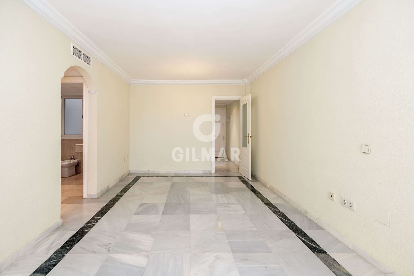 2 bedroom Flat for sale in Marbella with pool garage - € 525,000 (Ref: 9278278)