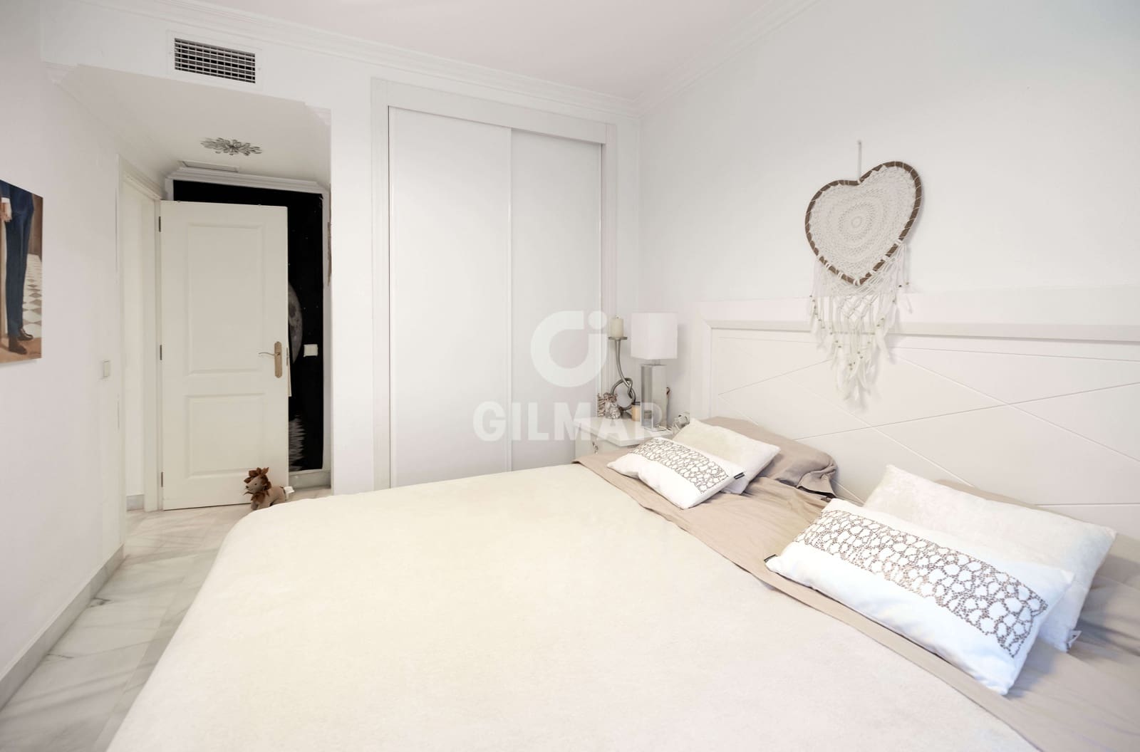 2 makuuhuone Asunto myytävänä paikassa Marbella mukana uima-altaan 
autotalli - 455 000 € (Ref: 9282667)