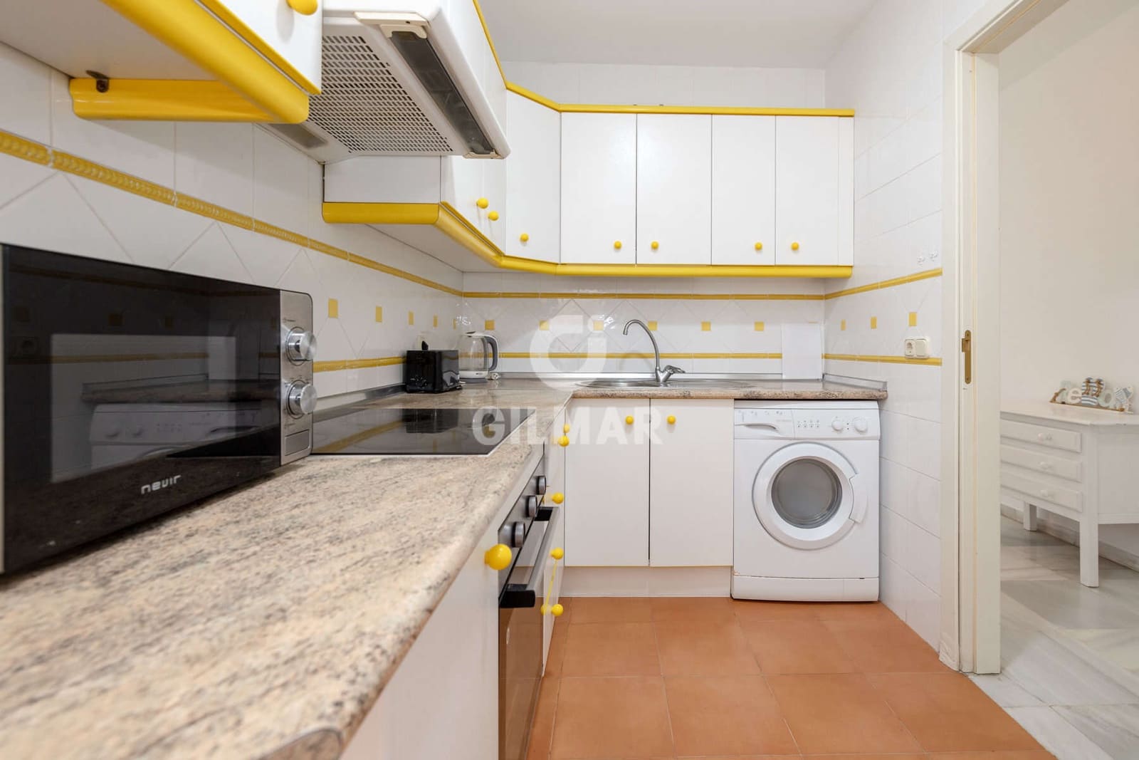 Piso de 2 habitaciones en Estepona en venta - 390.000 € (Ref: 9285694)