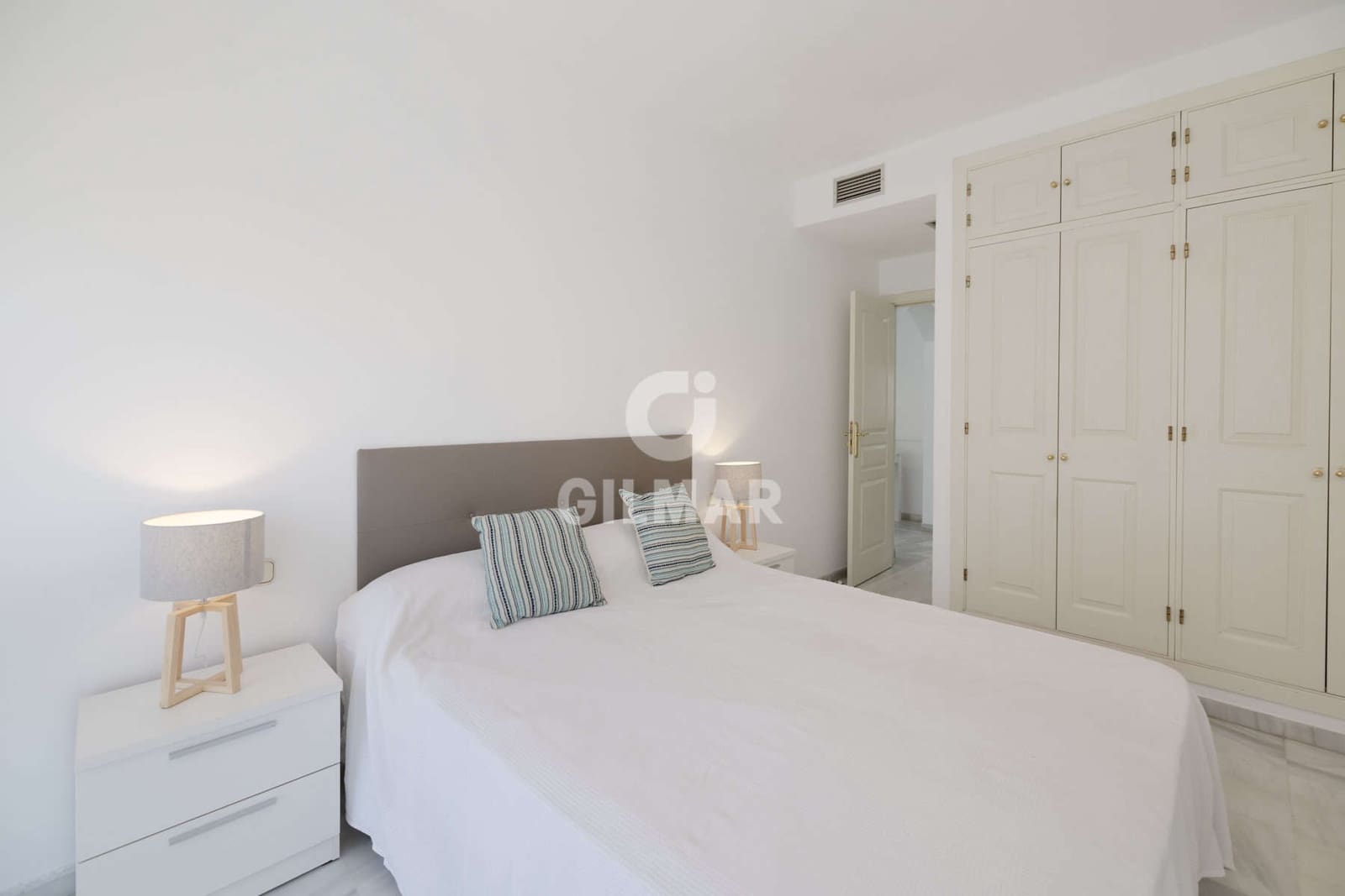 Piso de 2 habitaciones en Estepona en venta - 390.000 € (Ref: 9285694)