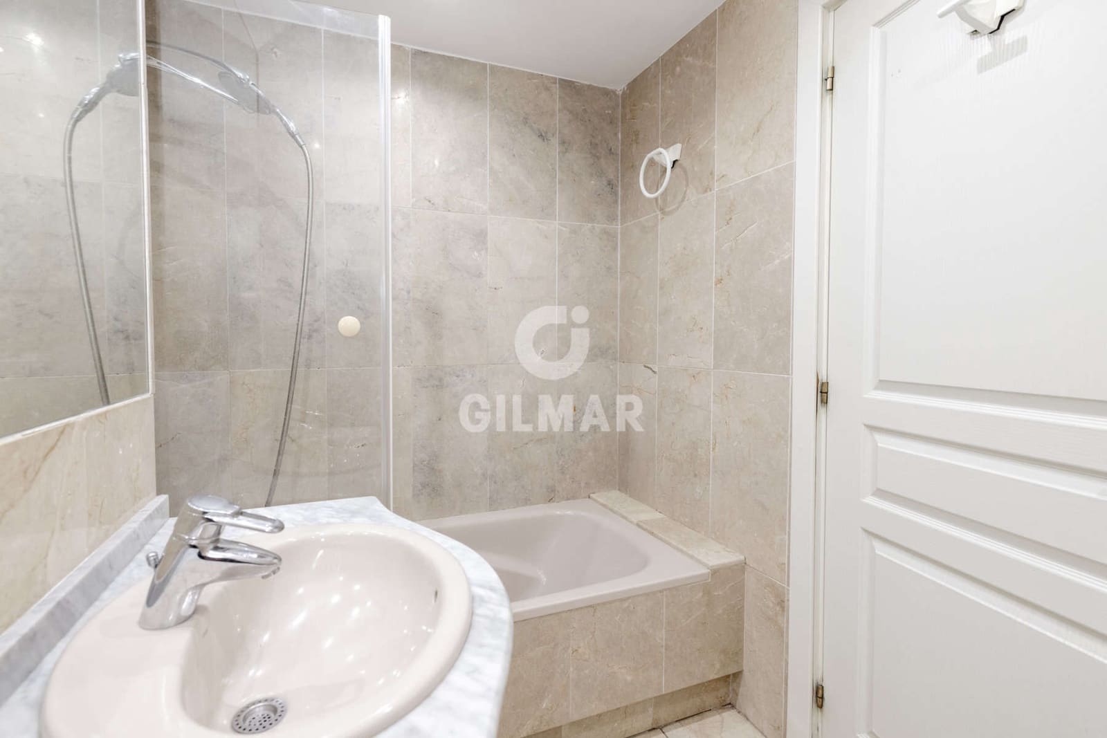 Piso de 2 habitaciones en Estepona en venta - 390.000 € (Ref: 9285694)