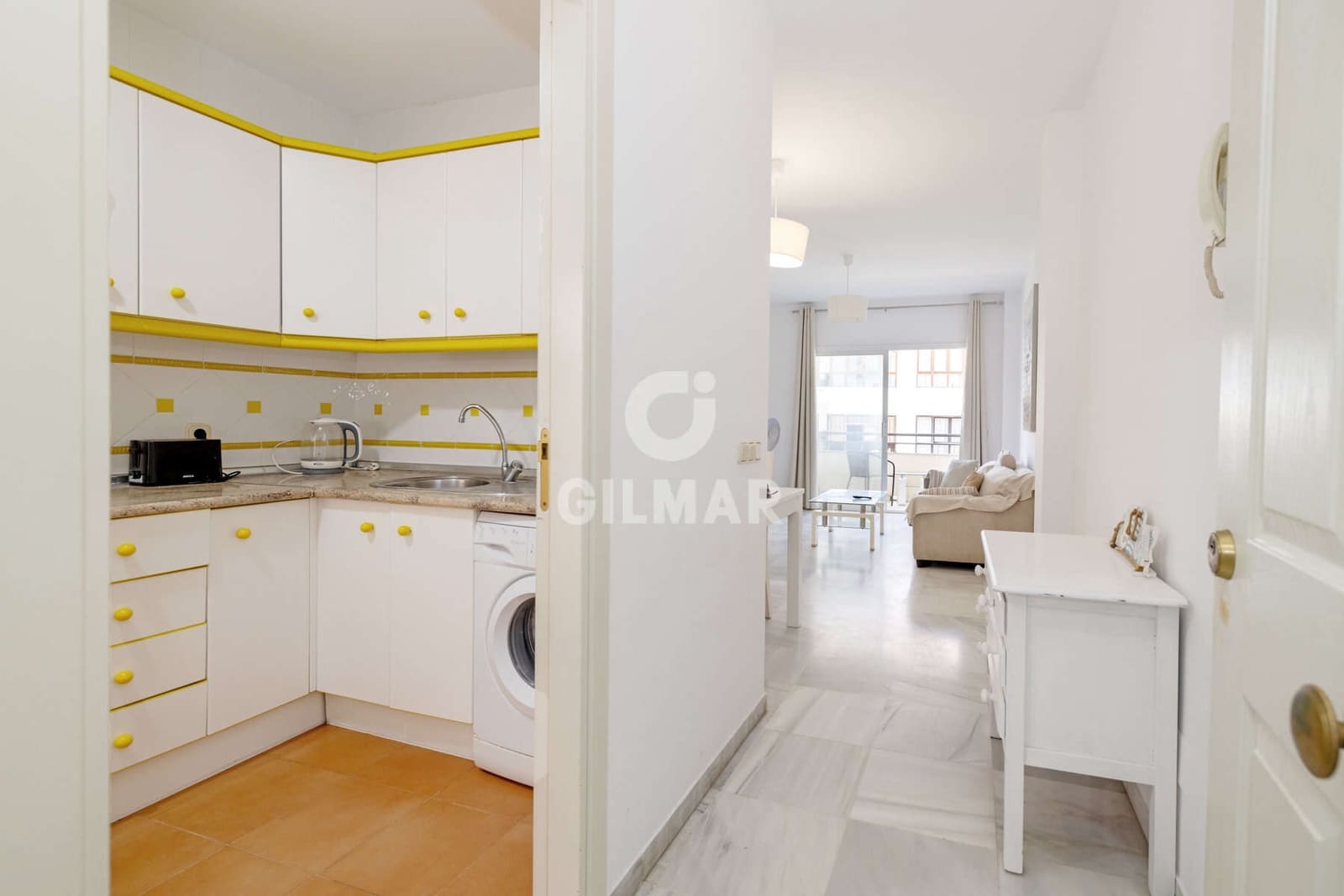 Piso de 2 habitaciones en Estepona en venta - 390.000 € (Ref: 9285694)