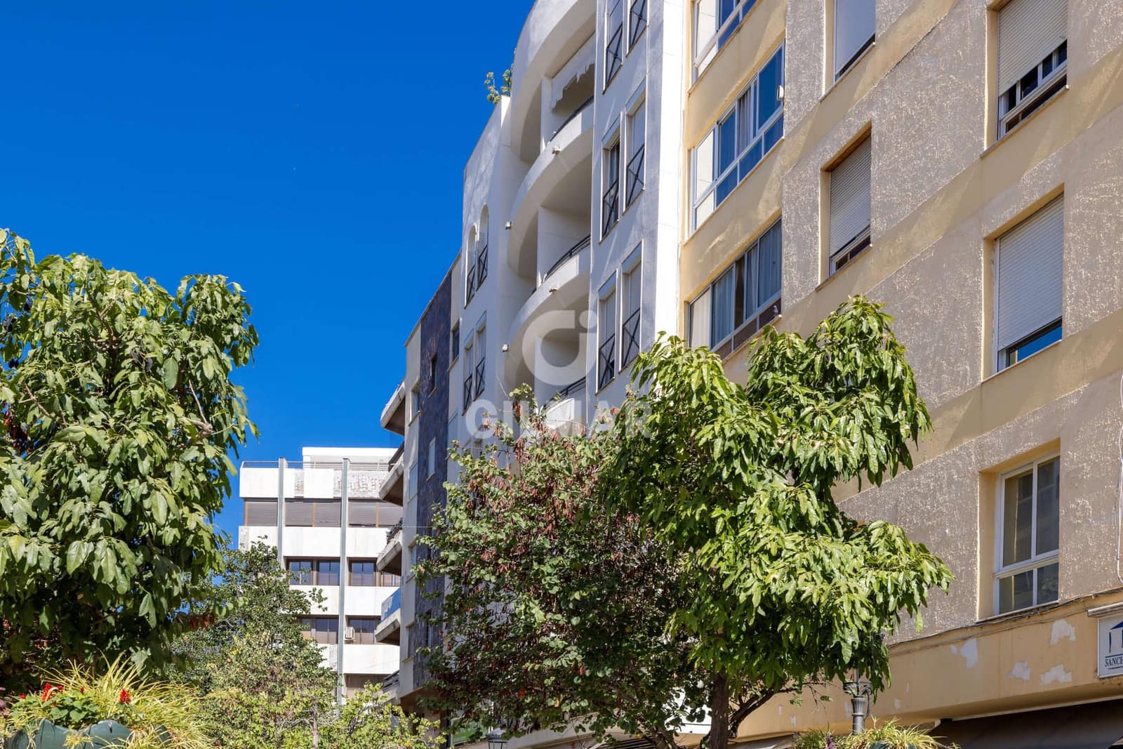 Piso de 2 habitaciones en Estepona en venta - 390.000 € (Ref: 9285694)