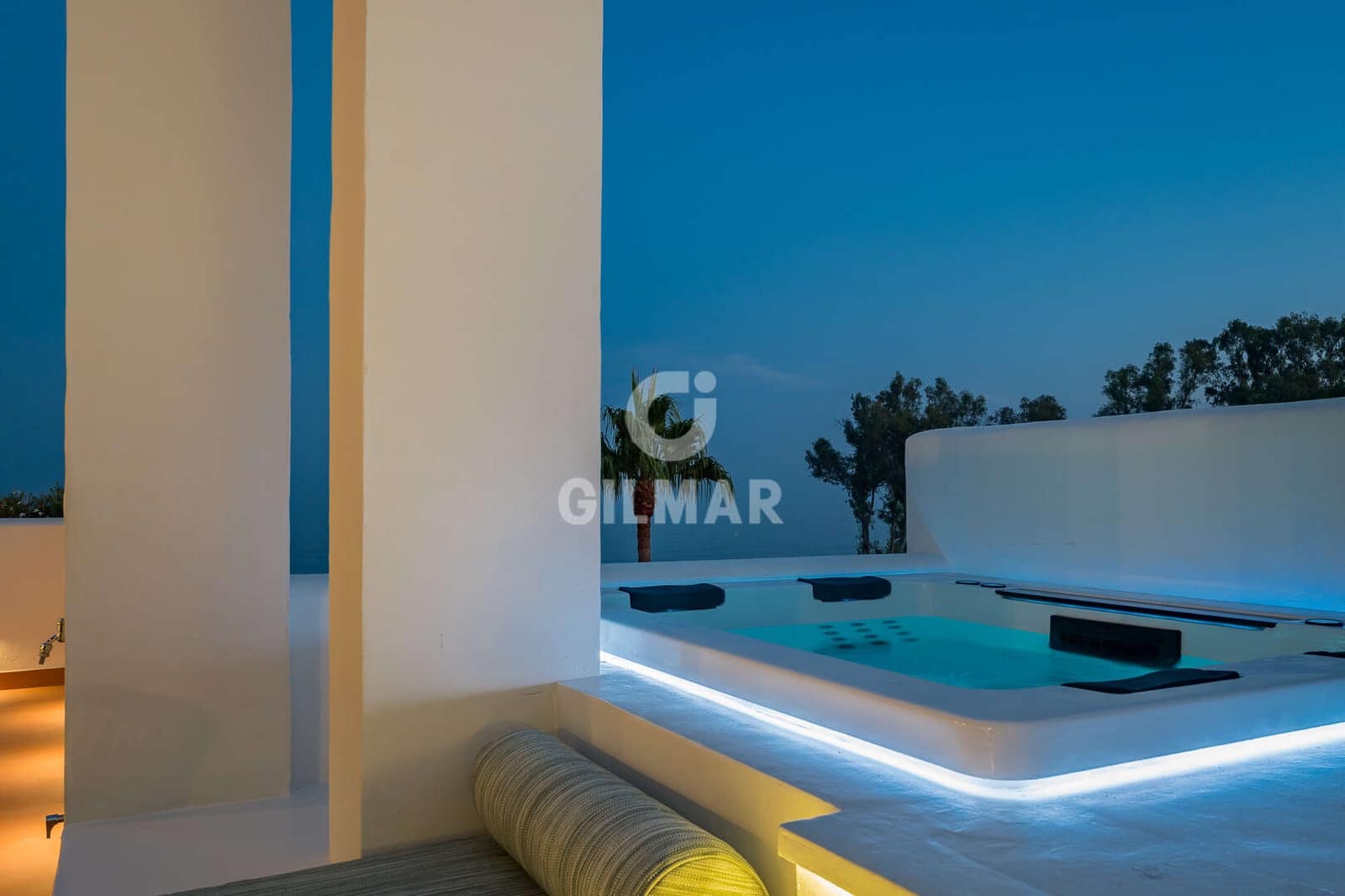 3 sovrum Takvåning till salu i Estepona med pool - 2 995 000 € (Ref: 9293424)