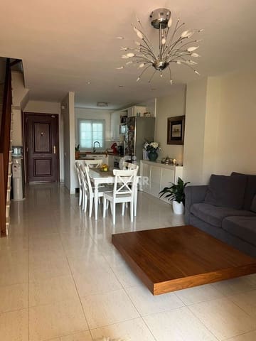 3 makuuhuone Rivitalo myytävänä paikassa El Medano, Granadilla de Abona mukana uima-altaan 
autotalli - 404 000 € (Ref: 9309303)