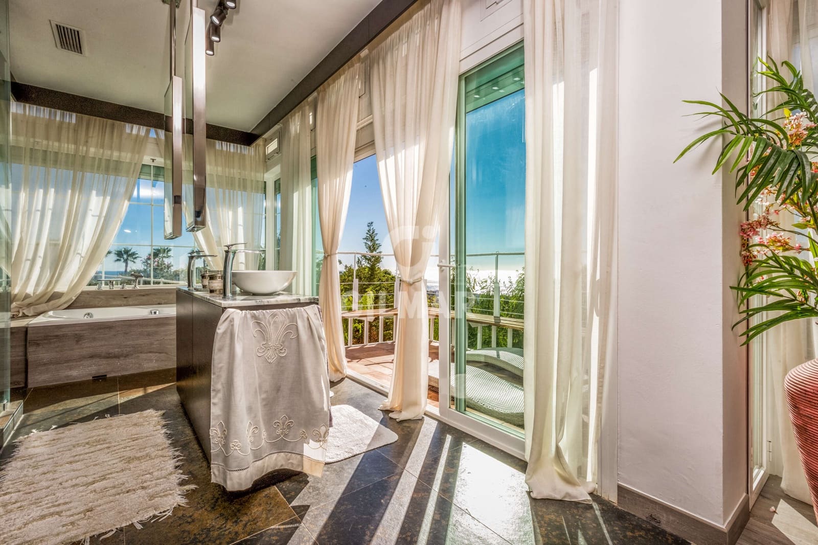 6 sypialnia Willa na sprzedaż w Estepona z basenem - 3 990 000 € (Ref: 9311859)