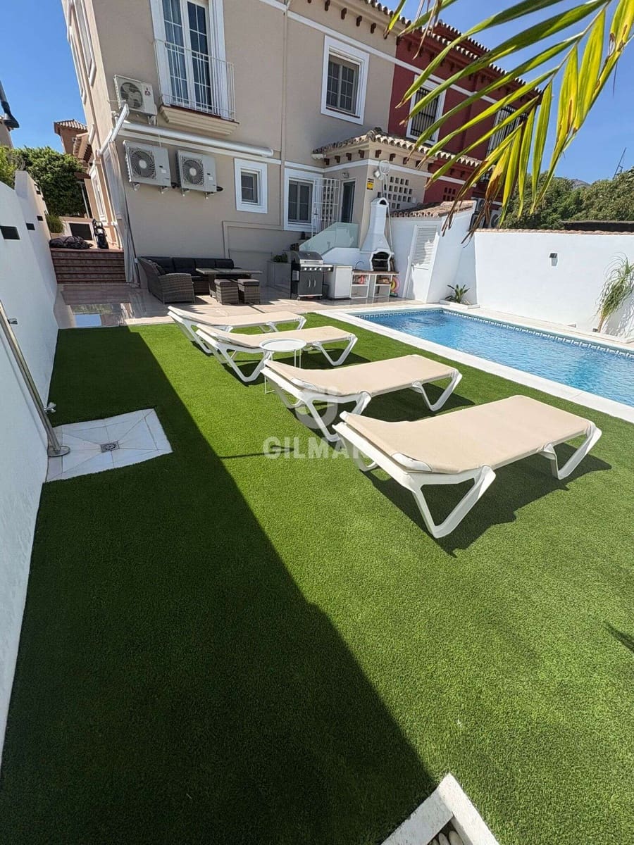 6 soverom Kjedet enebolig til salgs i Torremolinos med svømmebasseng garasje - € 975 000 (Ref: 9312071)