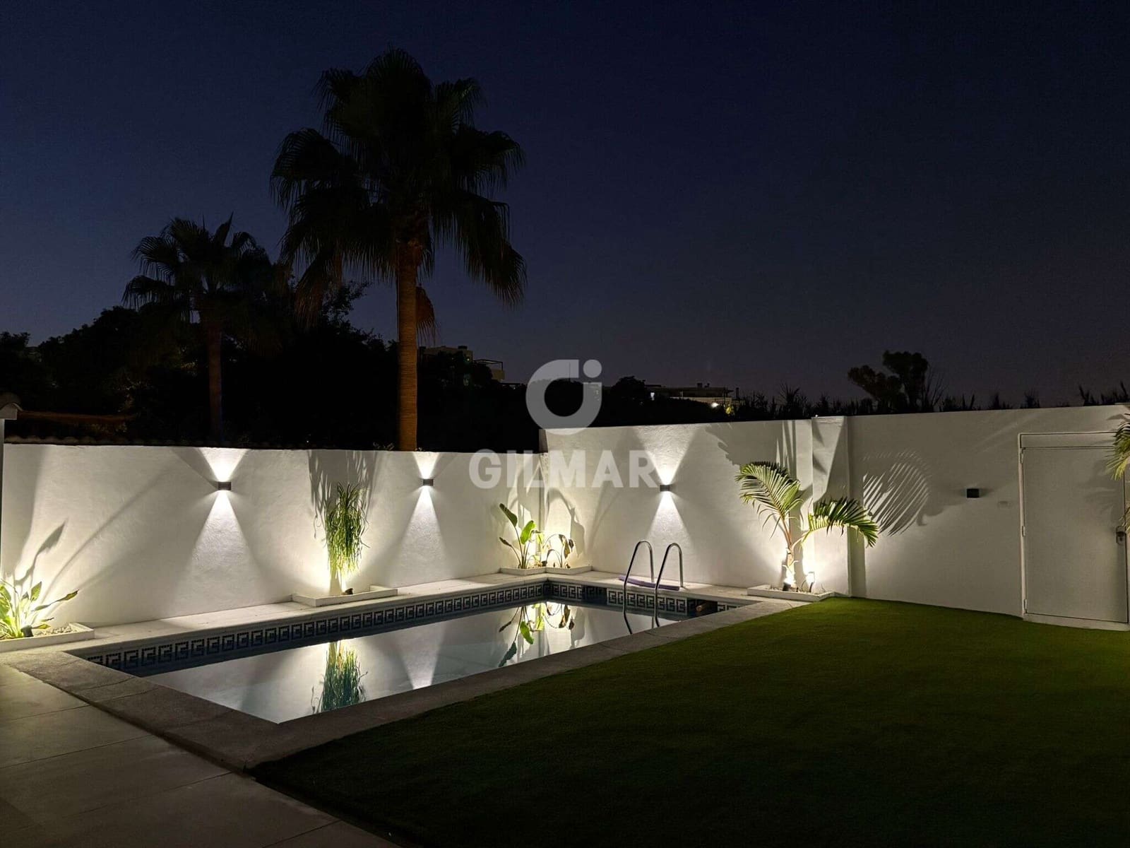 6 soverom Kjedet enebolig til salgs i Torremolinos med svømmebasseng garasje - € 975 000 (Ref: 9312071)