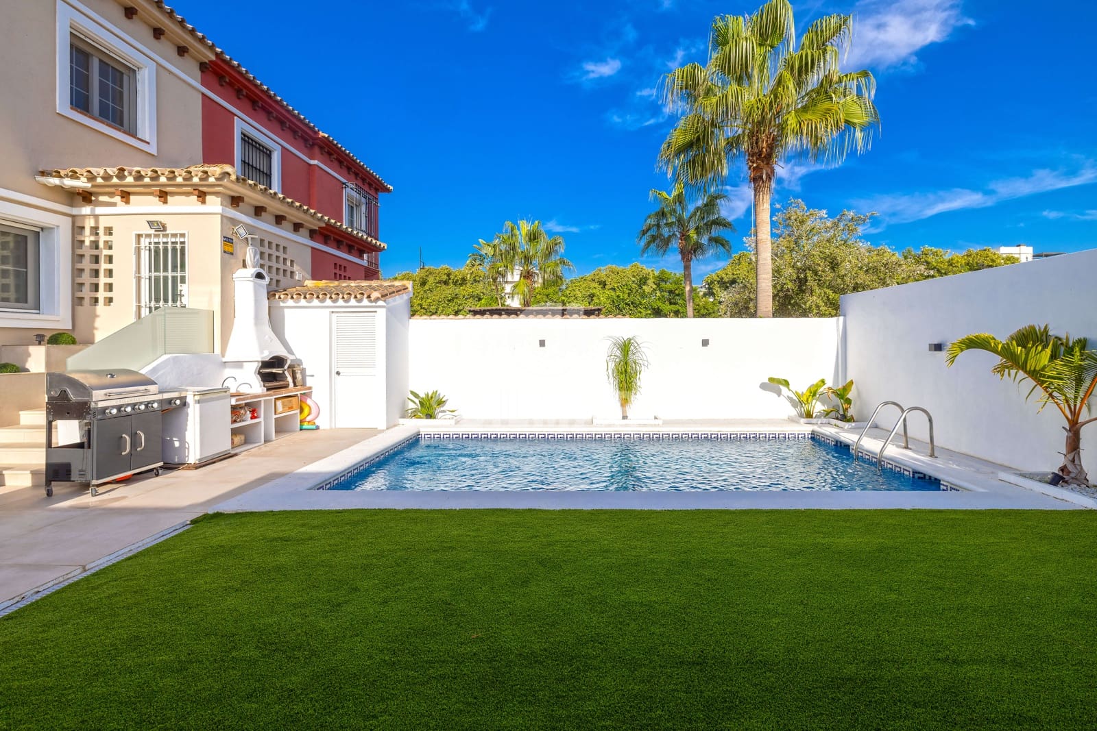 6 soverom Kjedet enebolig til salgs i Torremolinos med svømmebasseng garasje - € 975 000 (Ref: 9312071)