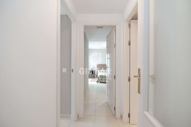 Piso de 2 habitaciones en Benalmadena Costa, Benalmádena en venta con piscina garaje - 350.000 € (Ref: 9312074)